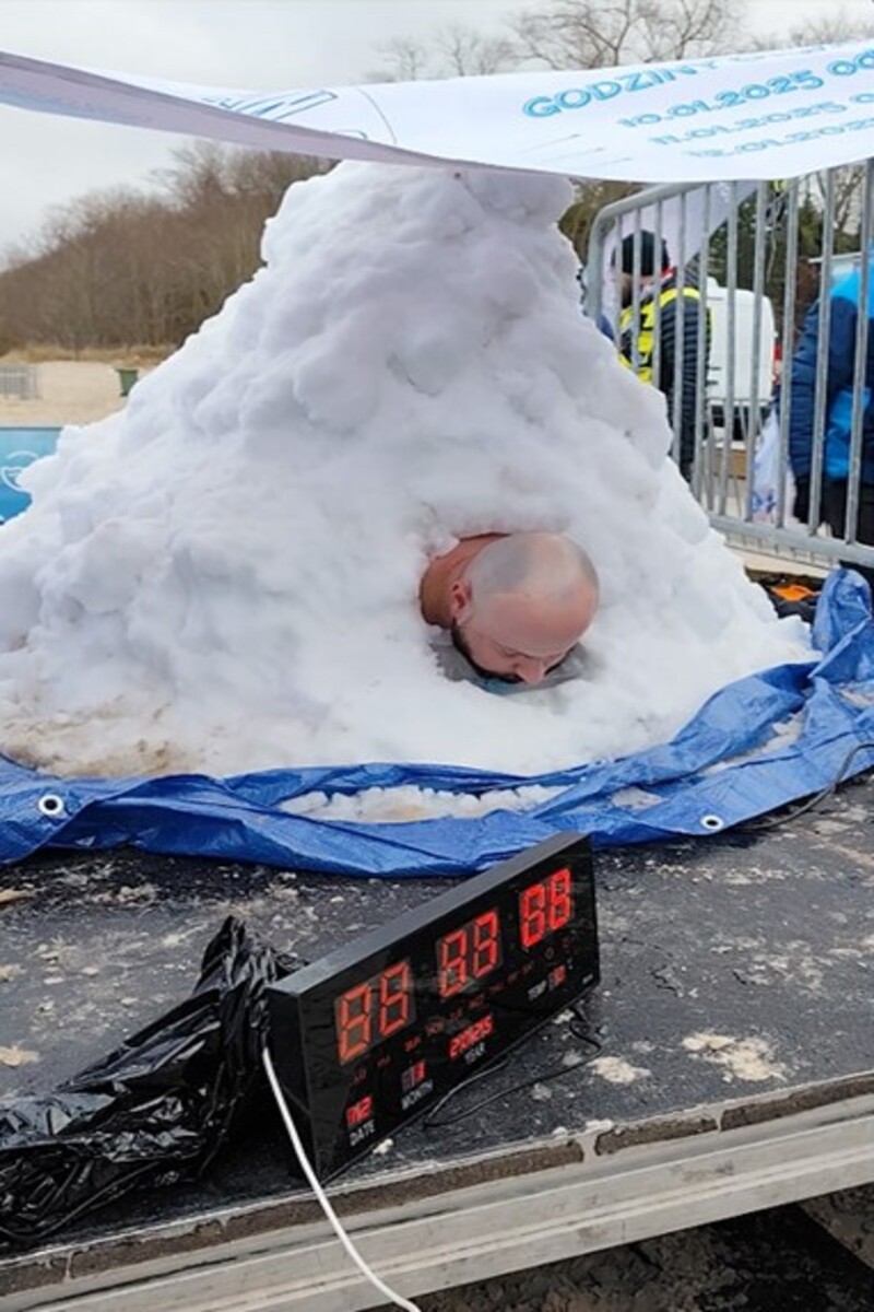 Video thumbnail for Longest time in full body contact with snow  2 hours and 30 seconds by Łukasz Szpunar