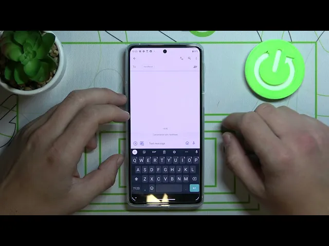Video thumbnail for How to Fix Floating Keyboard in MOTOROLA Edge 20 – Glue Keyboard to Bottom Screen