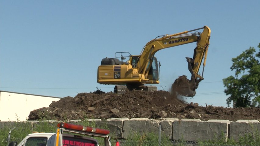 Video thumbnail for 'It stinks': Brentwood neighbors concerned over mulch order as state DEC issues violations to local facility