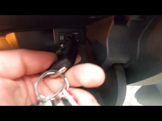 Video thumbnail for How to Turn Passenger Airbag On or Off in Skoda Octavia II ( 2004 – 2013 )