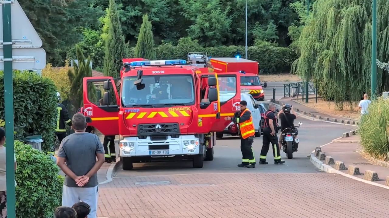 Video thumbnail for France: Major fire near Paris Charles de Gaulle Airport closes two runways, disrupts transport.