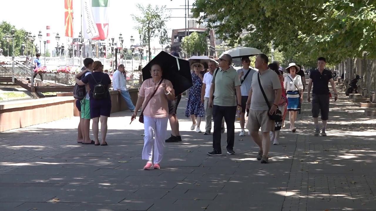 Video thumbnail for North Macedonia: Skopje residents try cooling off in parks and Vardar River as temperatures hit 38 degrees.