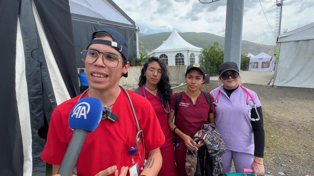 Video thumbnail for Venezuela: Veterinarians in Venezuela care for search and rescue dogs following earthquake.