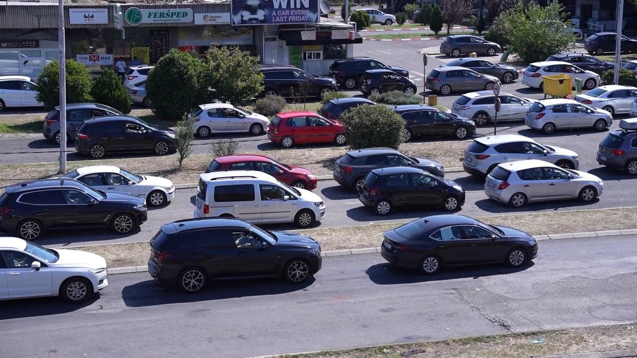 Video thumbnail for Greece: Long queues form at Evzoni border crossing between North Macedonia and Greece.