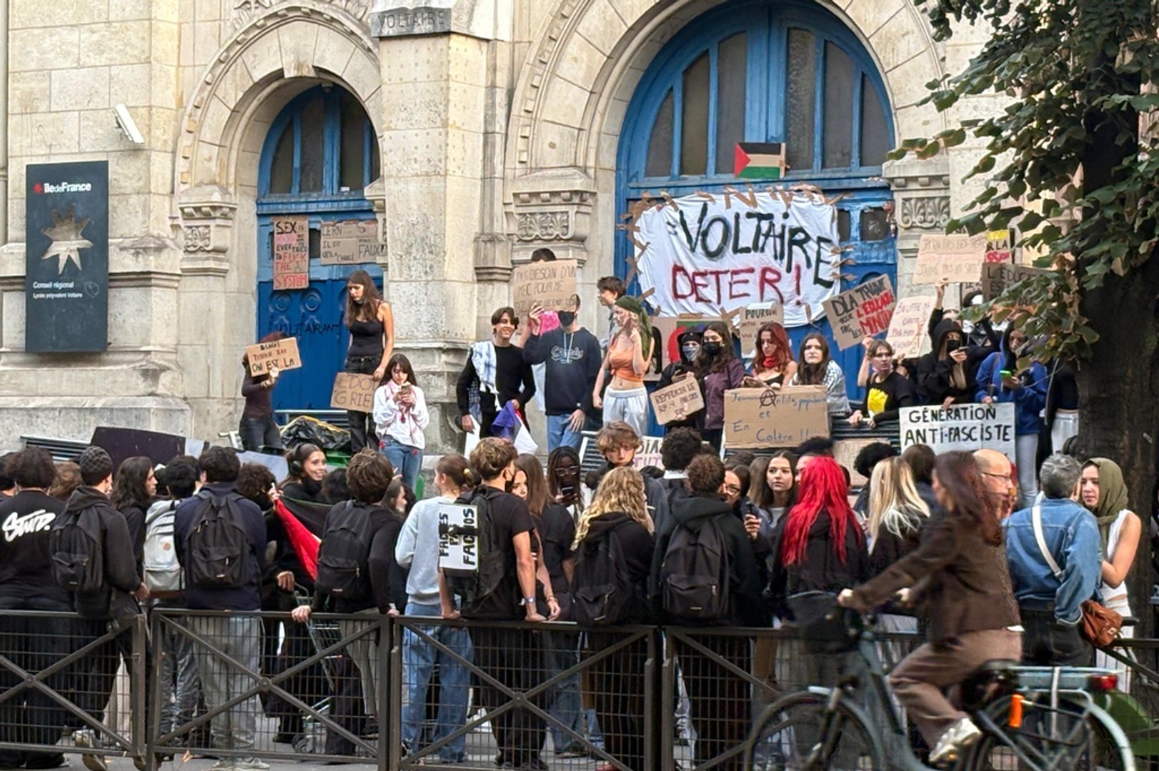 Video thumbnail for France protests: Students demonstrating for better conditions