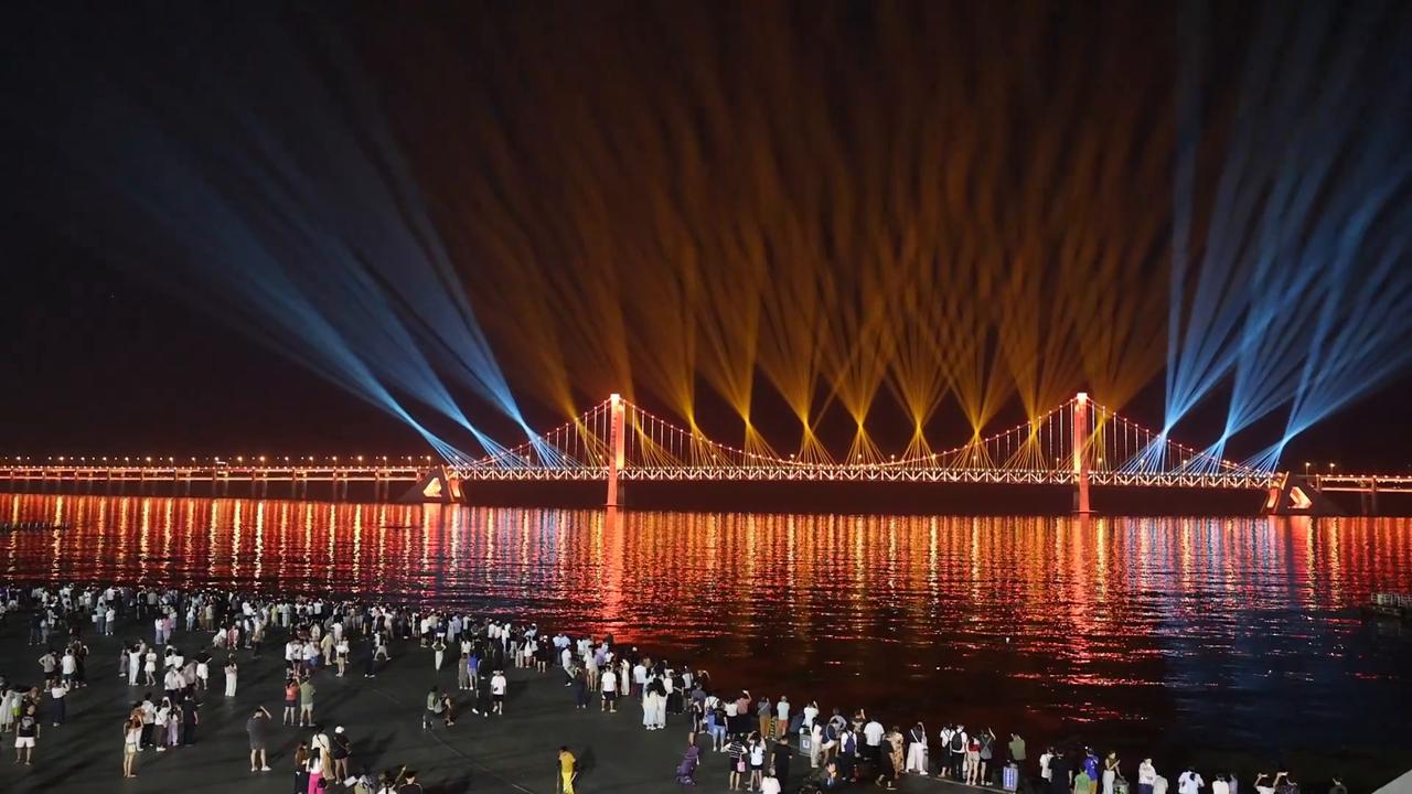 Video thumbnail for China: Xinghai Bay Bridge Light Show 3.