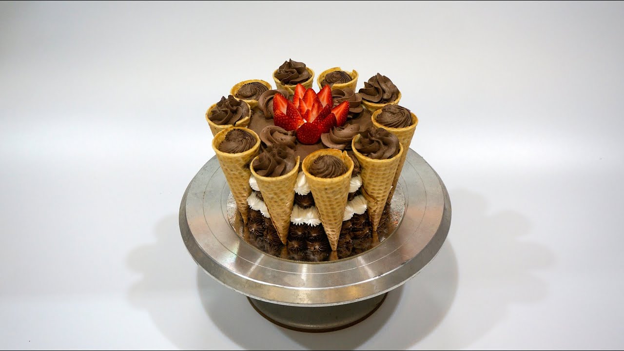 'Video thumbnail for Chocolate birthday cake decoration with cinnamon'