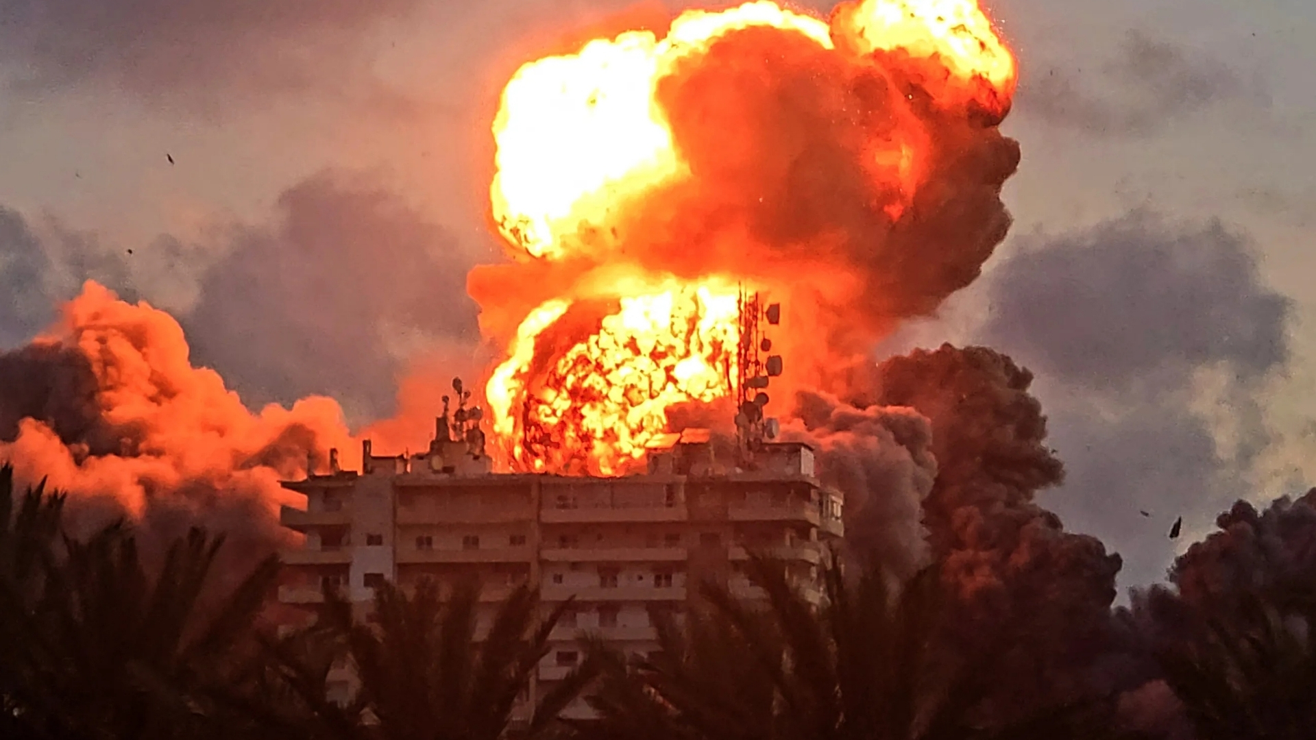 Video thumbnail for Return to ruins in southern Lebanon: Ceasefire talks stall as strikes resume