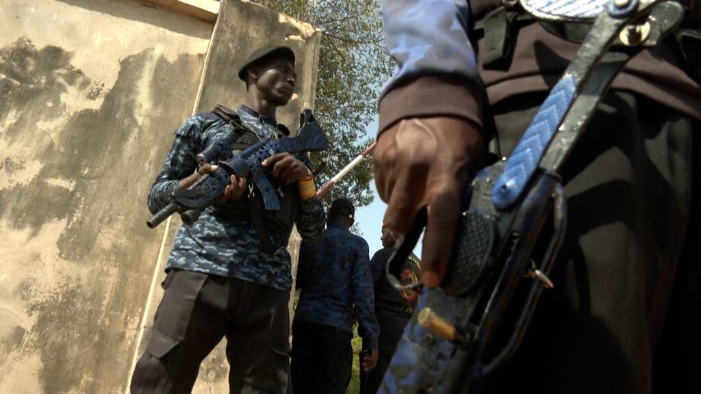 Video thumbnail for In Nigeria, self-defence groups step in to compensate for widening security gaps