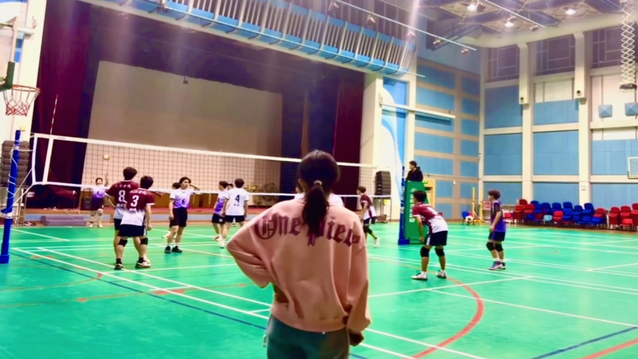 Video thumbnail for Volleyball Bounces Into Basketball Hoop During Game in Zhejiang
