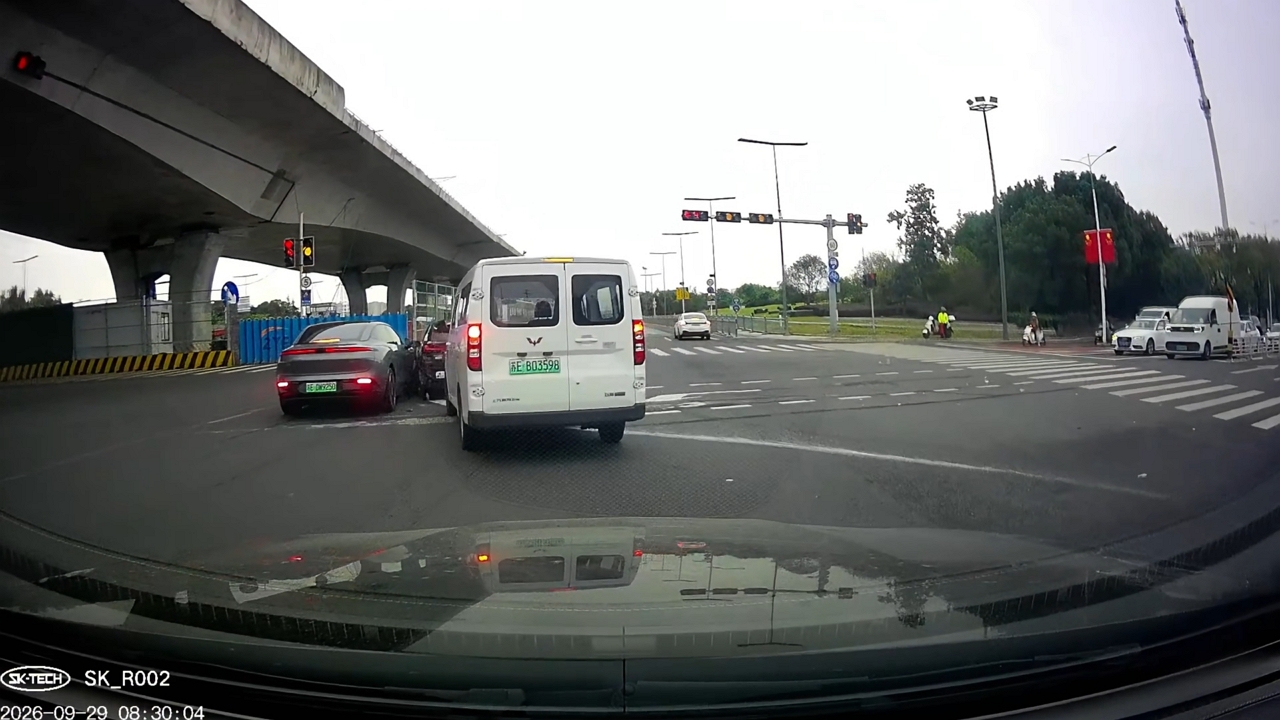 Video thumbnail for Multi-Vehicle Collision at Jiangsu Intersection