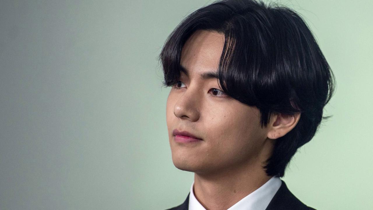 Video thumbnail for UNCAPTIONED: BTS' V reveals hearing loss issues.