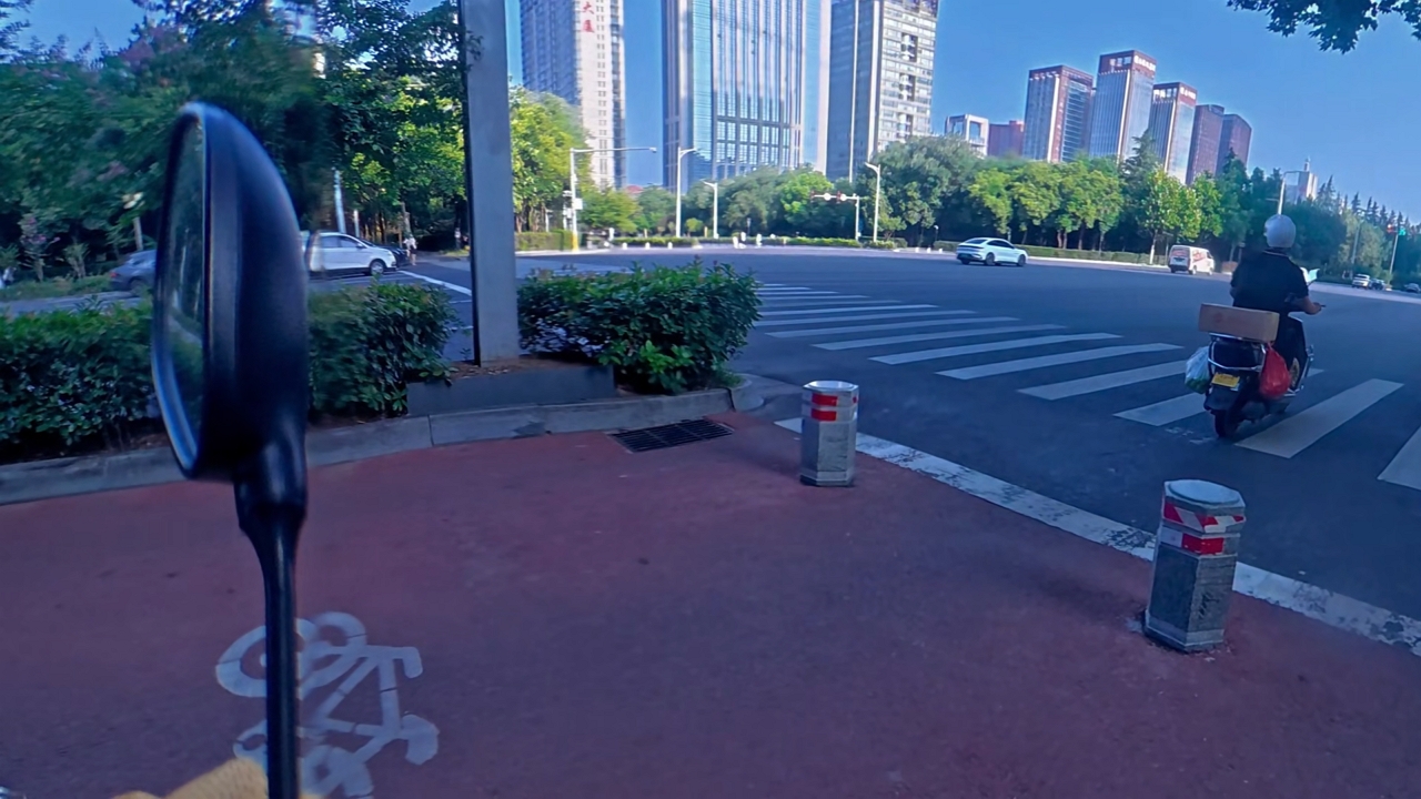 Video thumbnail for E-Bike Rider Crashes into Bollard in Shaanxi