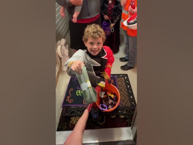 Video thumbnail for giving iphones instead of candy of Holloween