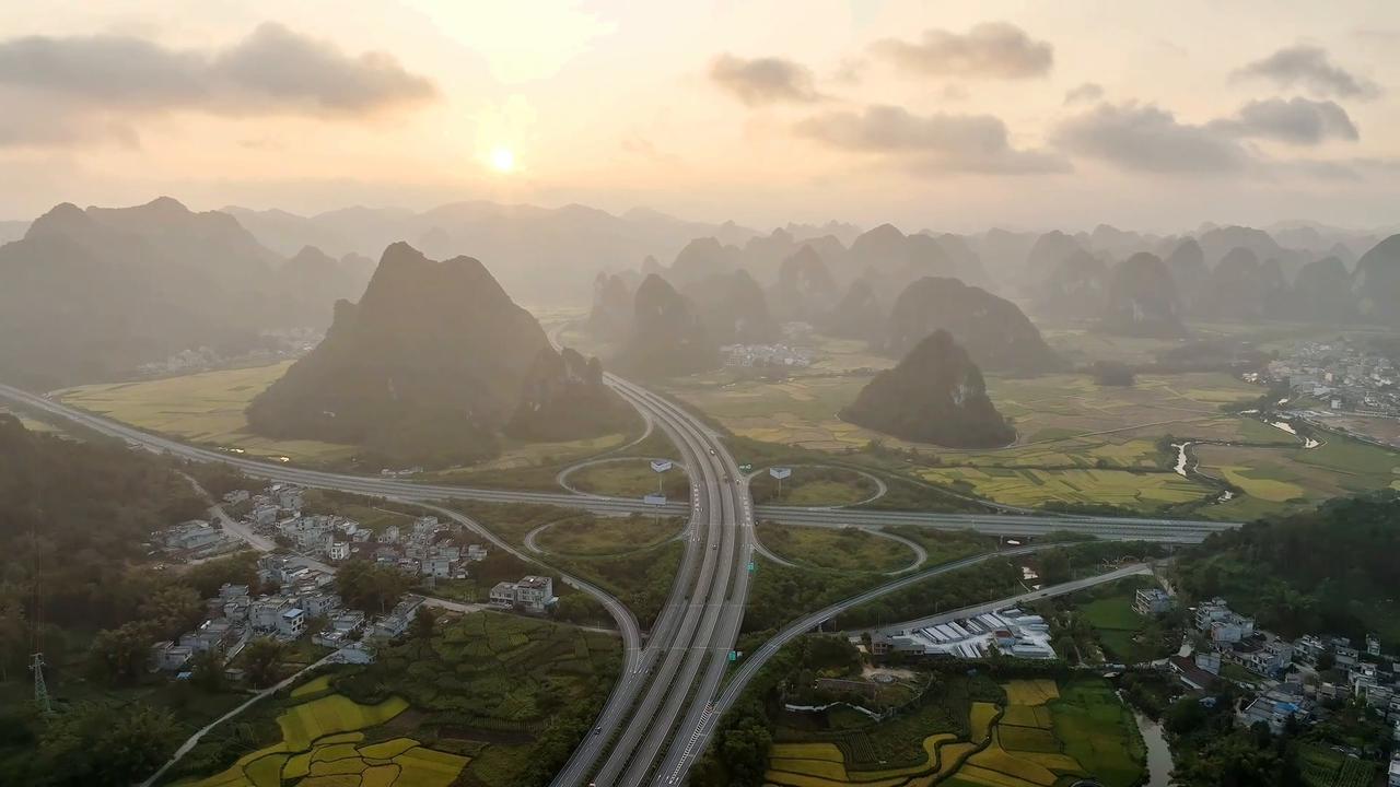 Video thumbnail for China: Beautiful Expressway 3.