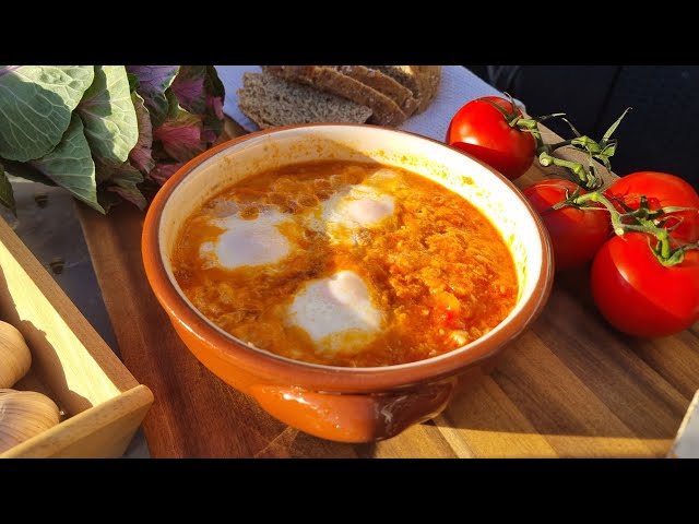 Video thumbnail for Shakshaka ☝️ 4 Tomatoes, 3 eggs, and some garlic for an easy, delicious recipe