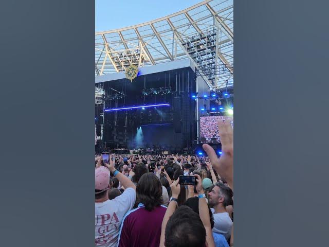 Video thumbnail for Times Like These - Grohl claps for Audience!