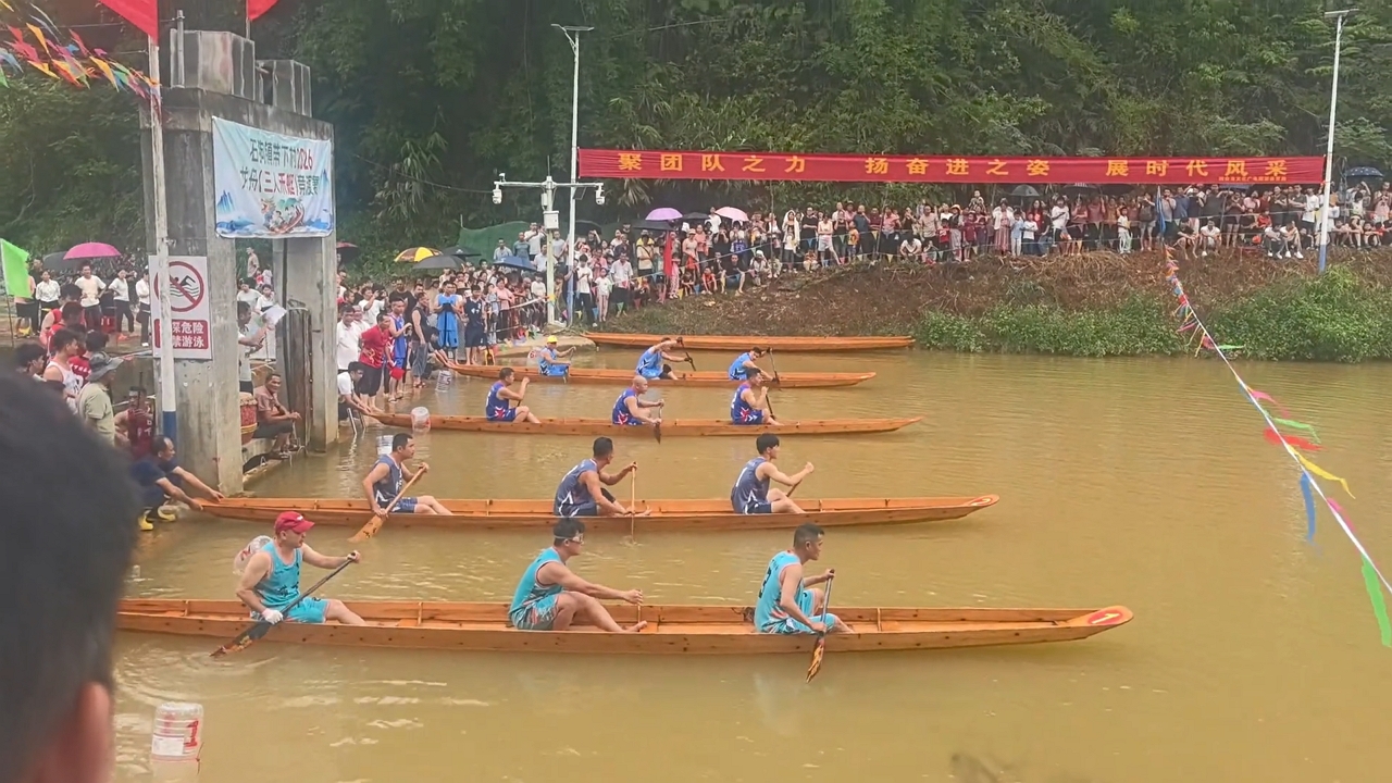 Video thumbnail for Boat Sinks Seconds After Race Starts in Guangdong
