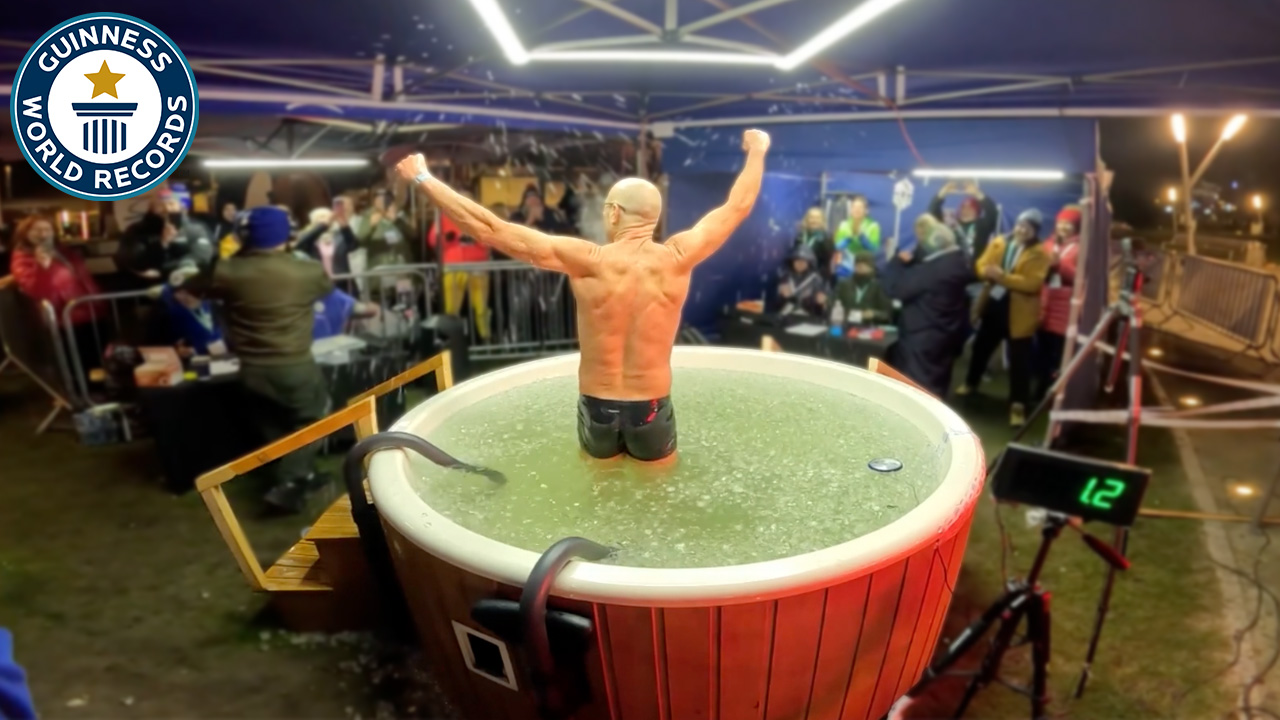 'Video thumbnail for Polish bathers plunge into record-breaking ice bath relay'