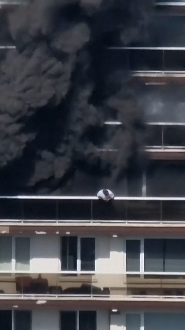 Video thumbnail for Video shows man escaping deadly Antwerp apartment fire