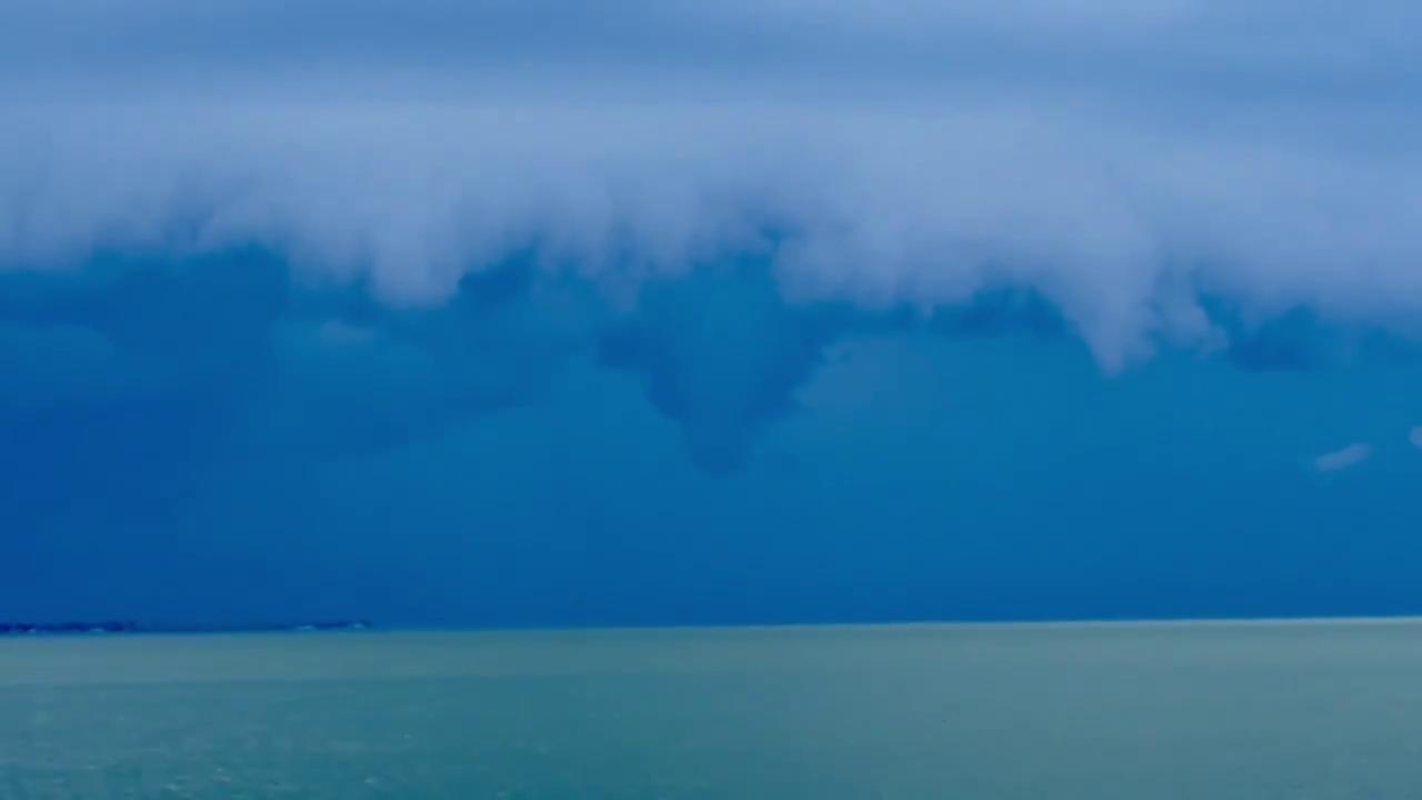 Video thumbnail for US: Waterspout-like formation spotted over Lake Ontario in Rochester, NY.