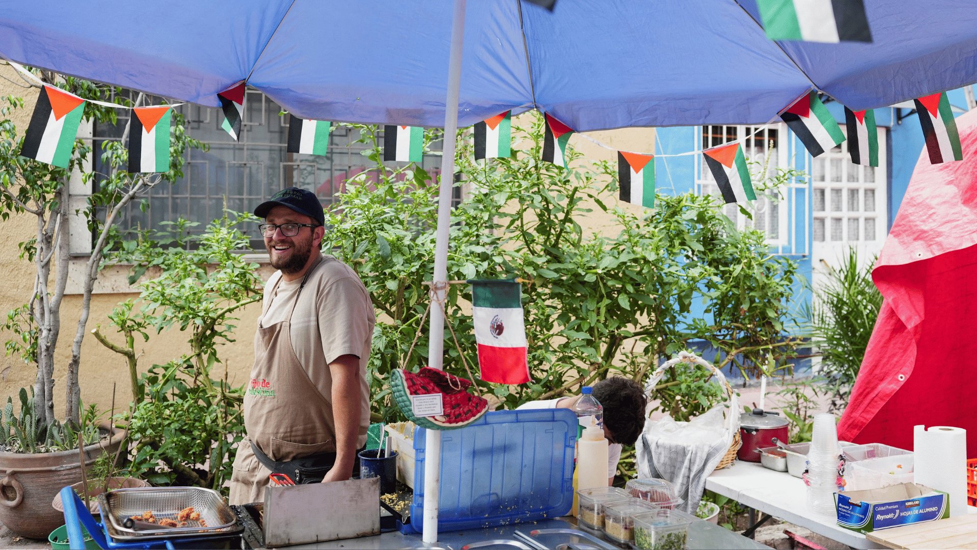Video thumbnail for Palestinian brothers bring the taste of Gaza to Mexico City's streets