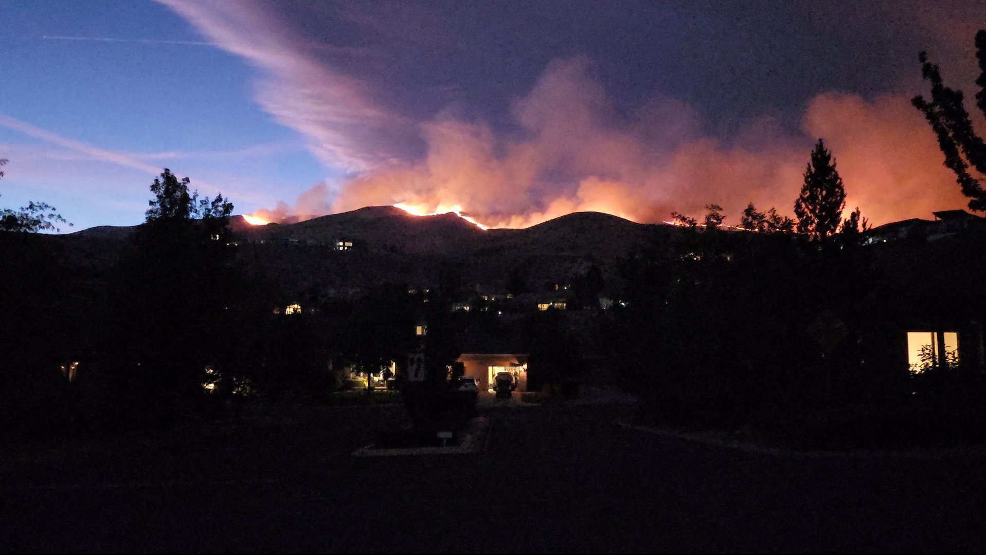 Video thumbnail for US wildfires: Hawk Fire forces mass evacuation in Reno, Nevada
