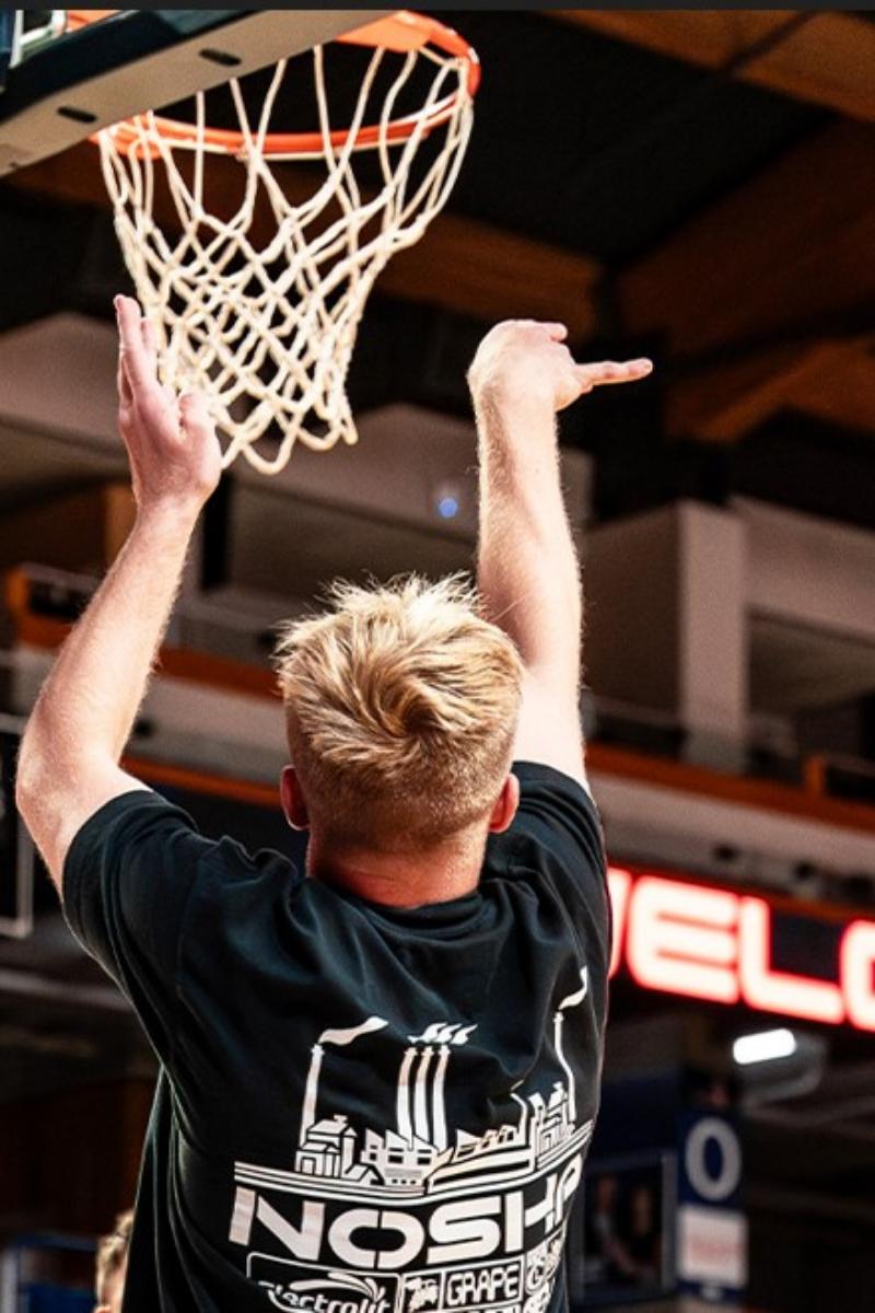 Video thumbnail for Most consecutive behind the backboard basketball shots  16 Tristan Jass