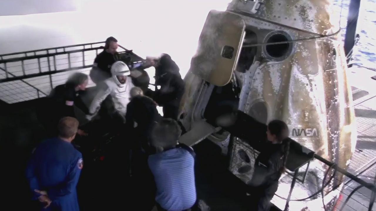 Video thumbnail for US: Four Astronauts Return To Earth After 237 Days In Space.