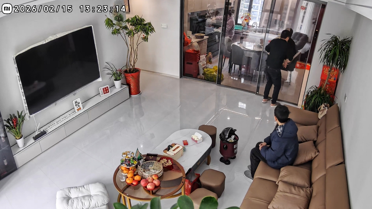 Video thumbnail for Man Walks into Glass Door in Hilarious Home Fail