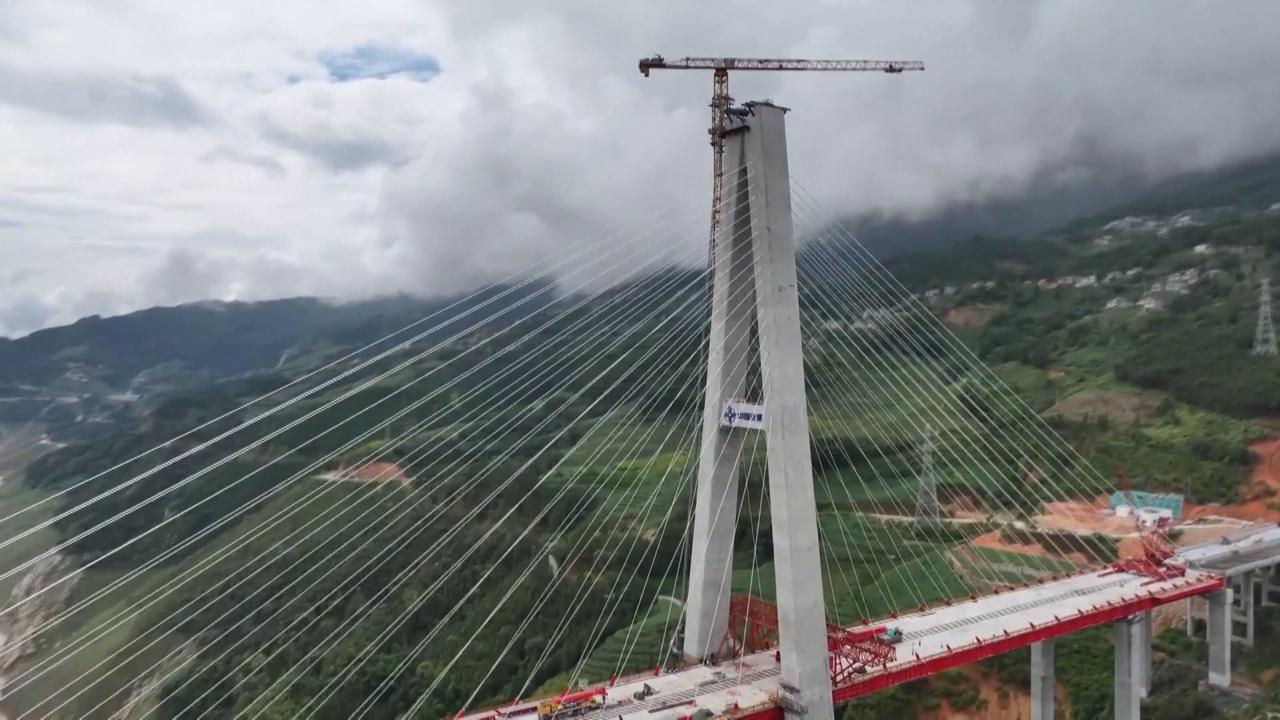 Video thumbnail for China: Malutang mega bridge completes closures in Yunnan.