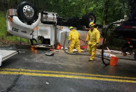 Video thumbnail for Police: Speeding driver causes oil truck rollover spill in Monroe