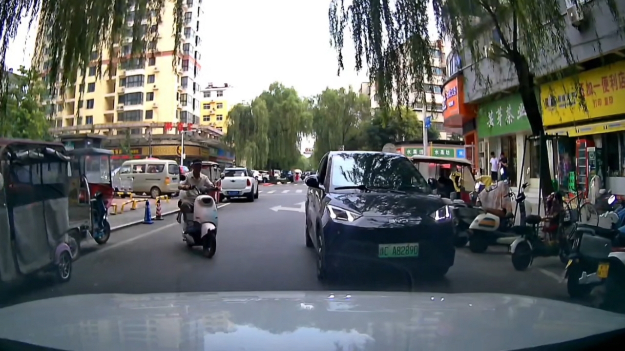 Video thumbnail for Passenger Falls Off E-Bike After Leaning Back in Henan