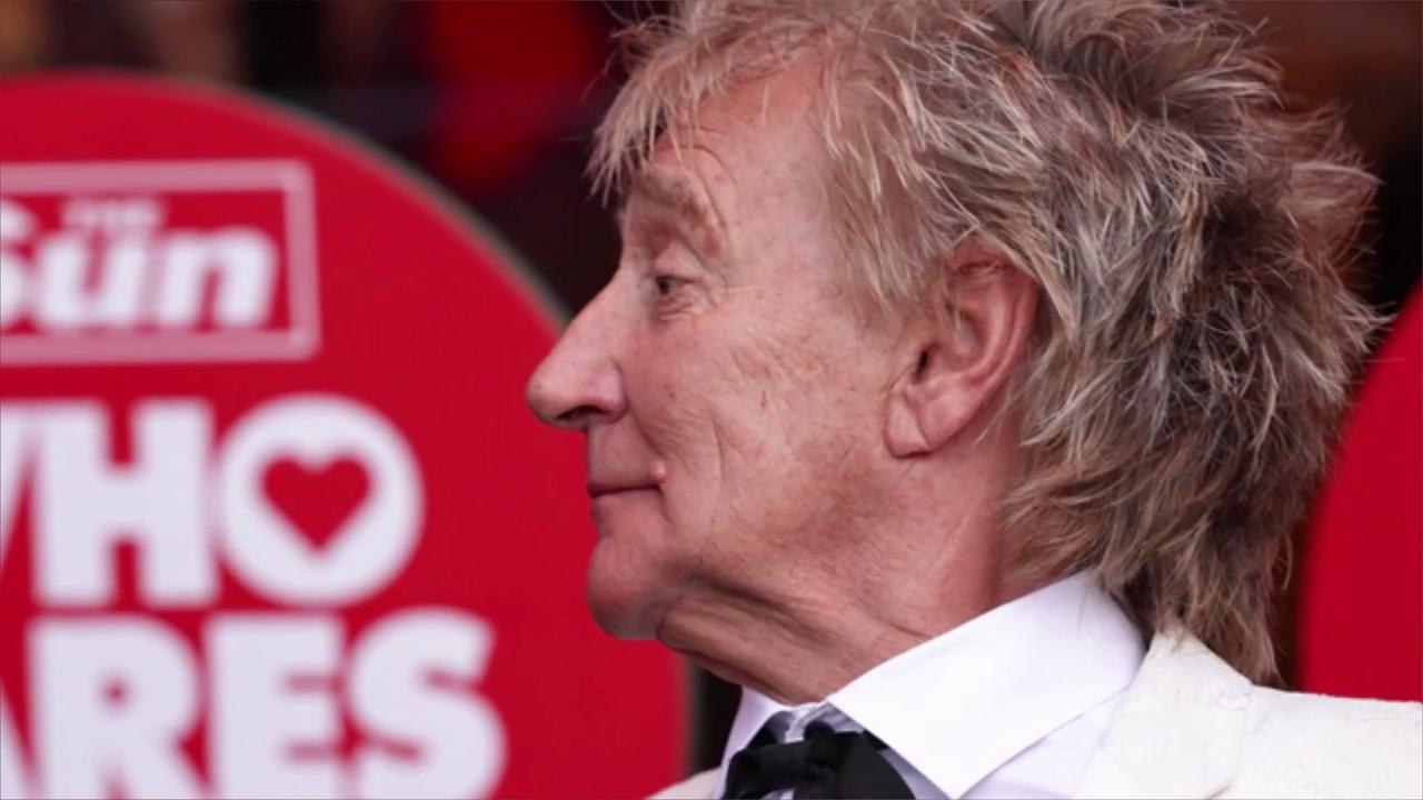 Video thumbnail for UNCAPTIONED: Rod Stewart, Bruce Springsteen and more pay tribute to Clive Davis.