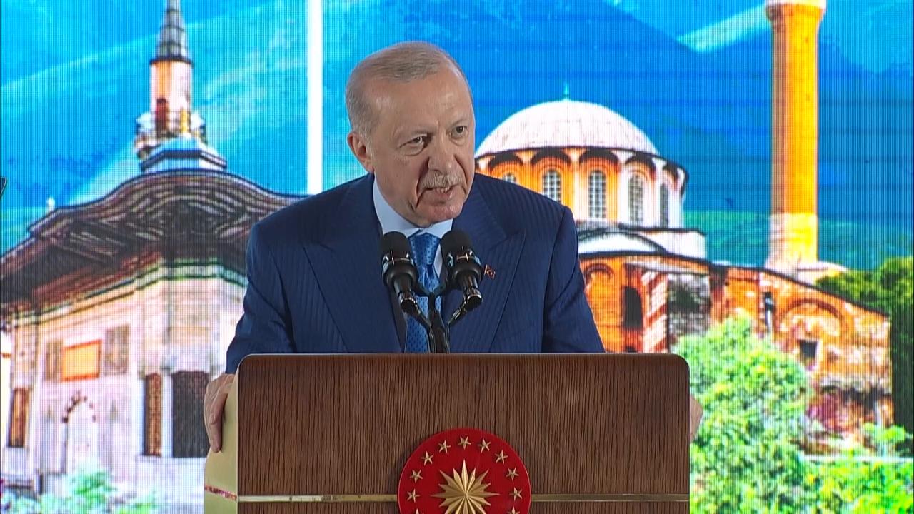 Video thumbnail for Türkiye: Turkish president presents Algerian counterpart with Order of State of Republic of Türkiye.