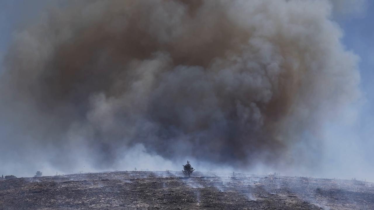 Video thumbnail for Italy: Aerial, ground crews tackle fires in Italy's Sicily and Puglia.