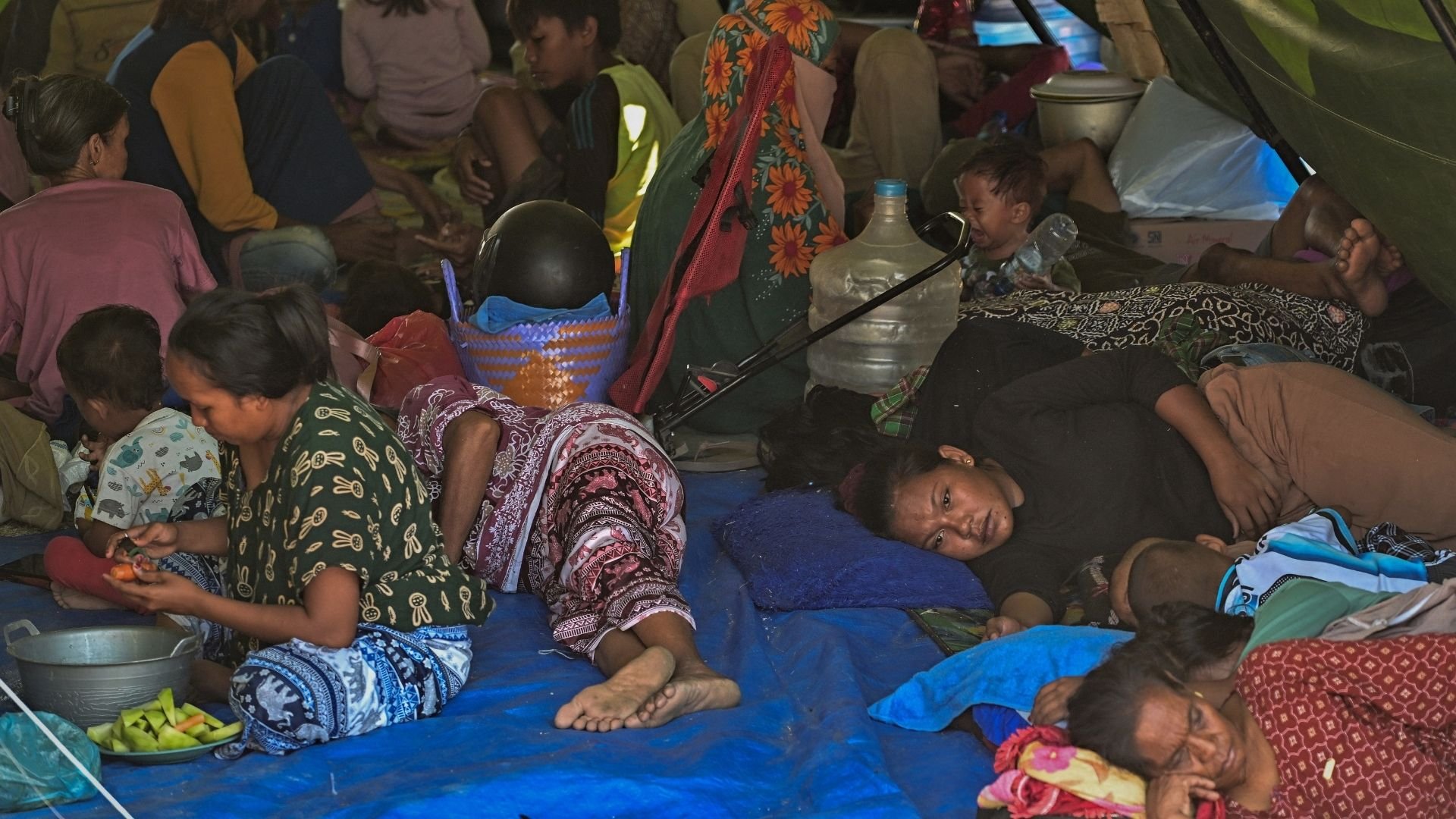 Video thumbnail for Children fall ill as survivors sleep outside after Indonesia earthquake
