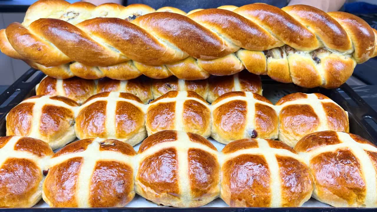 Video thumbnail for Two Delicious Easter Bread Recipes You Must Try