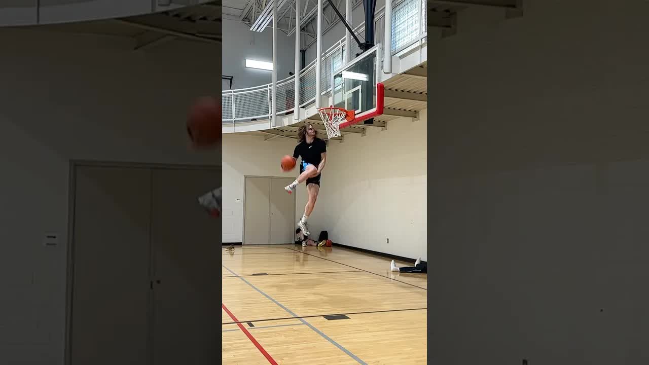 Video thumbnail for Incredible 360 Dunk in Indoor Court