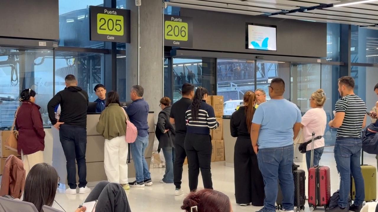 Video thumbnail for Panama: Panama's main airport gradually resumes operation as quake leaves passengers stranded.