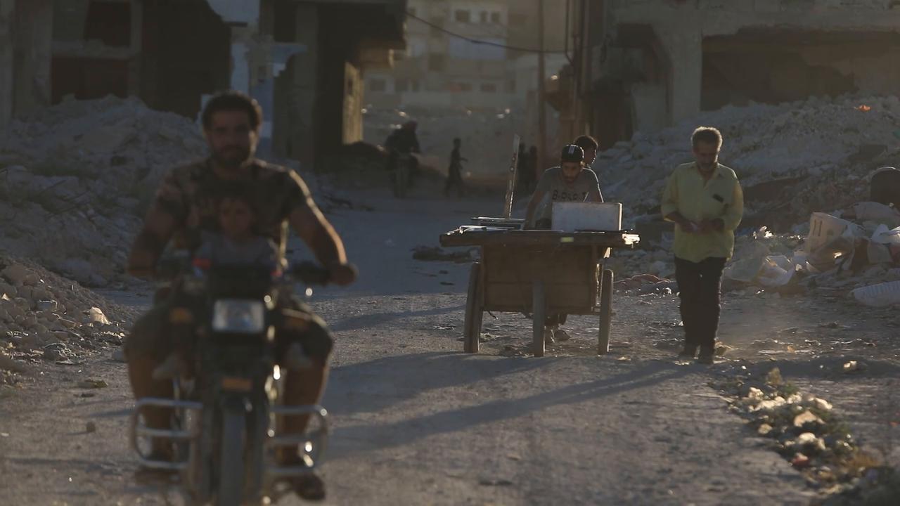Video thumbnail for Syria: Damascus residents struggle with daily living conditions.