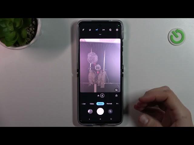 Video thumbnail for Manage Screen Mirror Effect - Front Camera Settings on MOTOROLA Razr 40