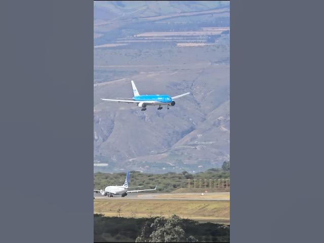 Video thumbnail for ¿QUÉ LES PARECE ESTE ATERRIZAJE CON FUERTES VIENTO? 😱