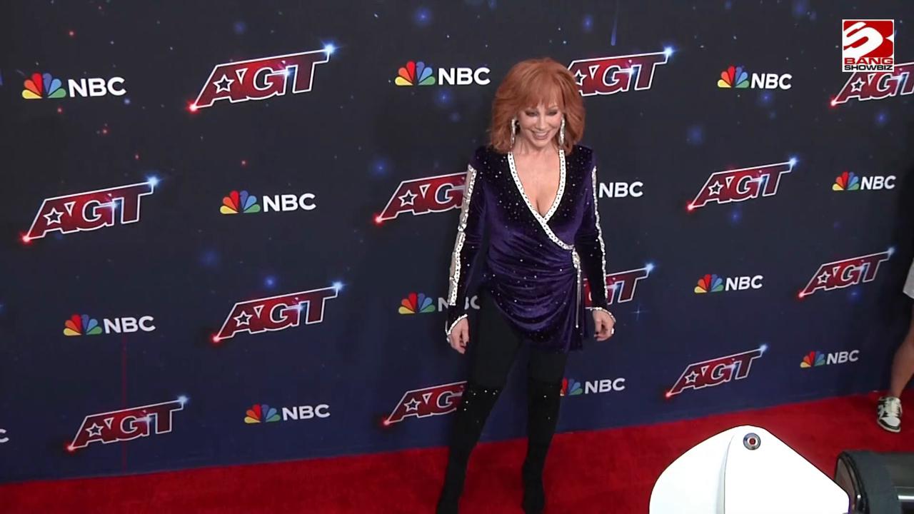 Video thumbnail for Reba McEntire missed a call from Dolly Parton before she died.
