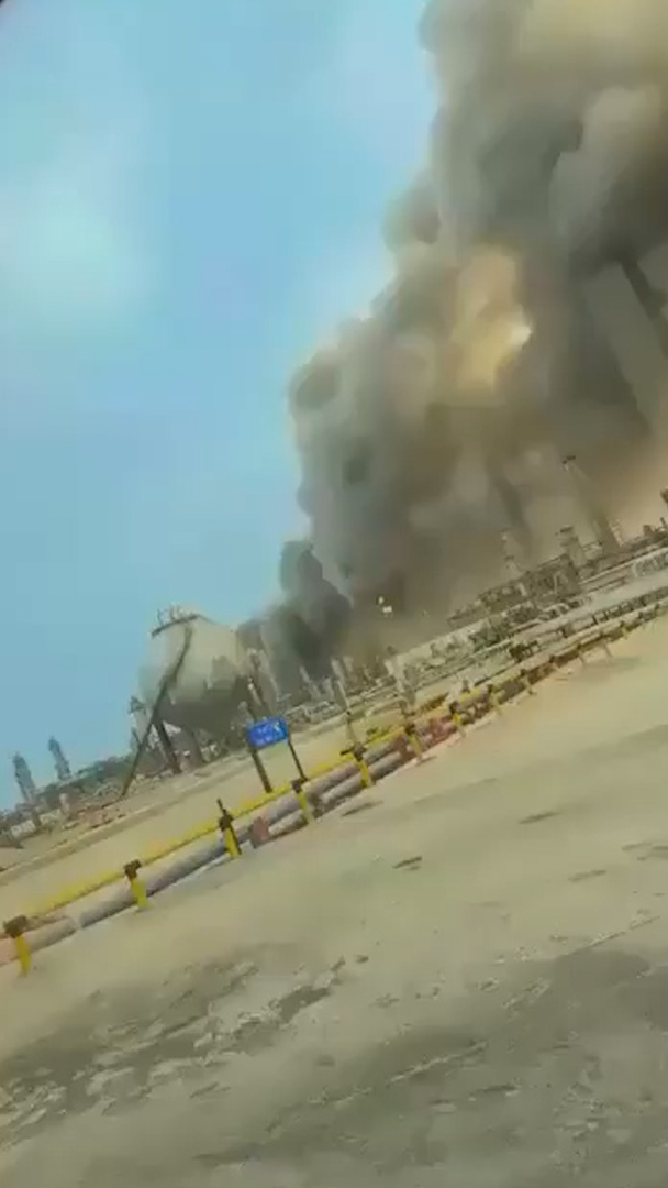 Video thumbnail for ‘Missile debris’ sparks fire at Saudi’s Aramco oil Refinery