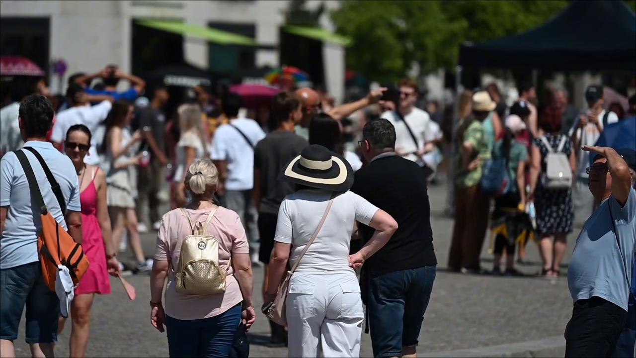 Video thumbnail for Germany: Germany heat deaths top 14,000 in record year.