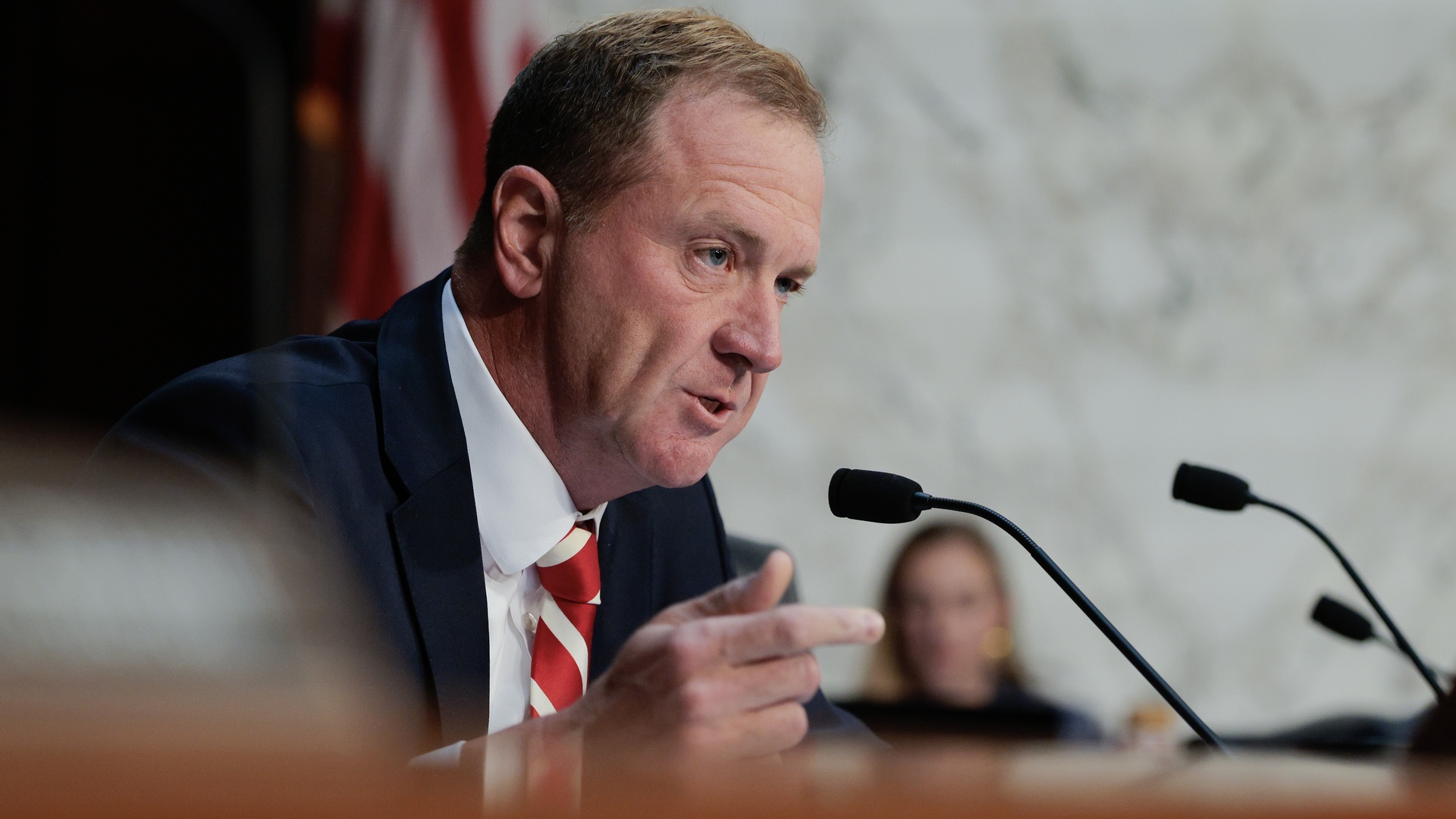 Video thumbnail for Senator mixes up Iowa Hawkeyes with Atlanta Hawks during Jack Smith hearing