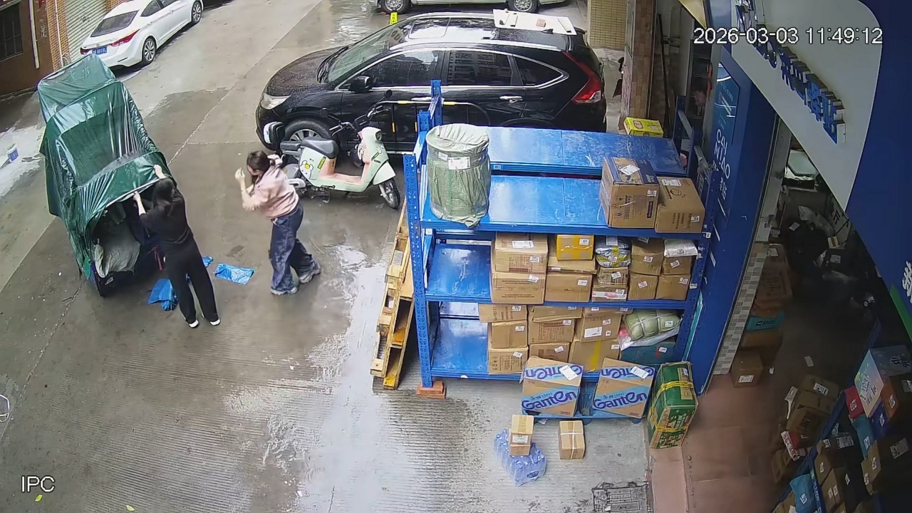 Video thumbnail for Tricycle Tips Over as Woman Climbs On in Guangdong