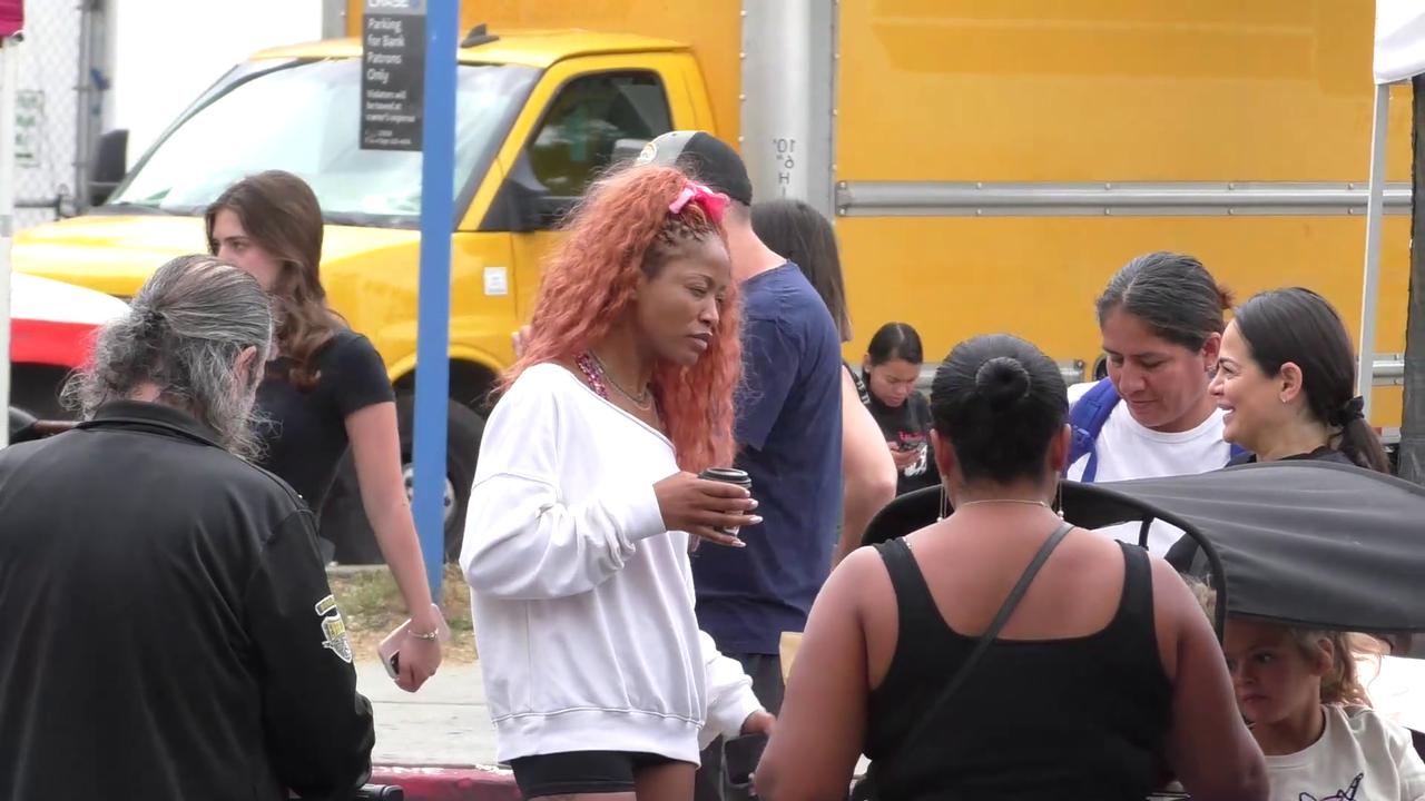 Video thumbnail for RAW Video: Celebrities out shopping at the Farmers Market: Keke Palmer 2/3.