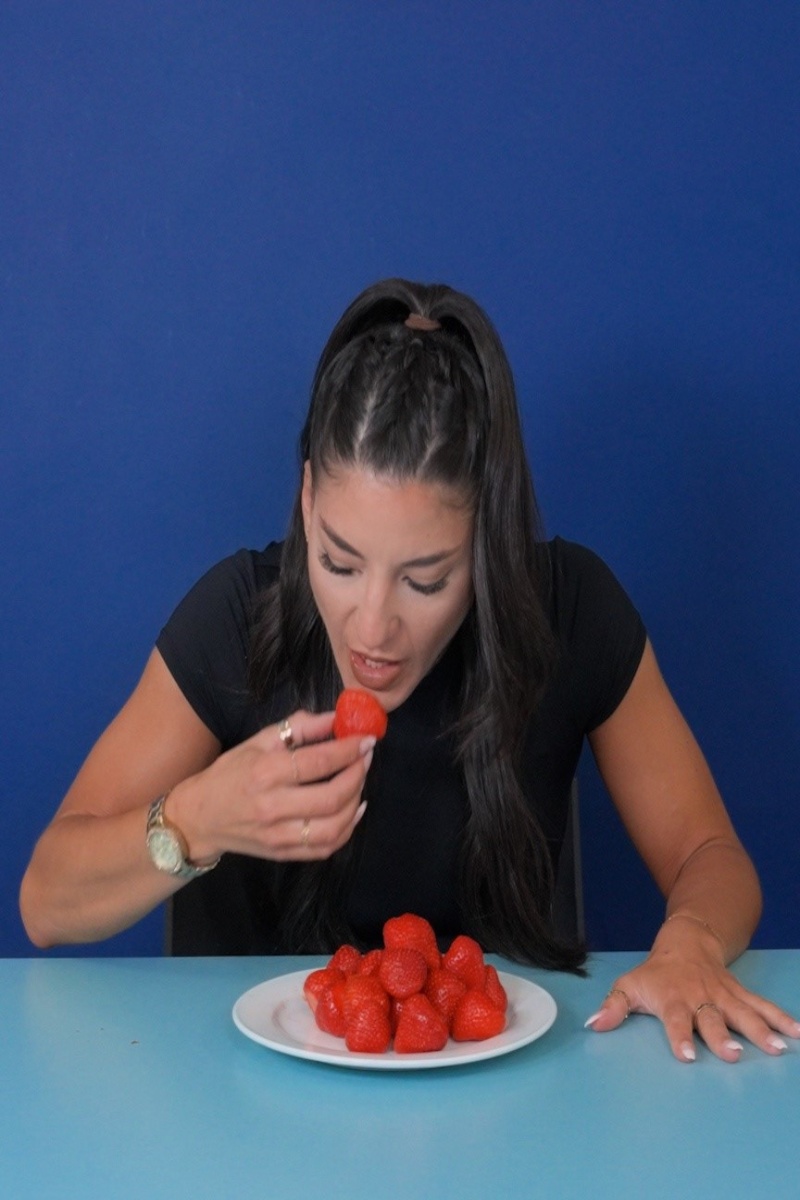 Video thumbnail for Most strawberries eaten in one minute - 613 grams (1.35 lbs) by Leah Shutkever